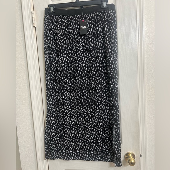 NWT R&B Black and White Women's long stretchy elastic waist skirt size 12 - Picture 1 of 6